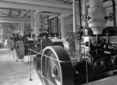 129851 Interieur van het gebouw van Winterzon Conserven N.V. (Veilingstraat 2) te Utrecht: machinekamer met ...